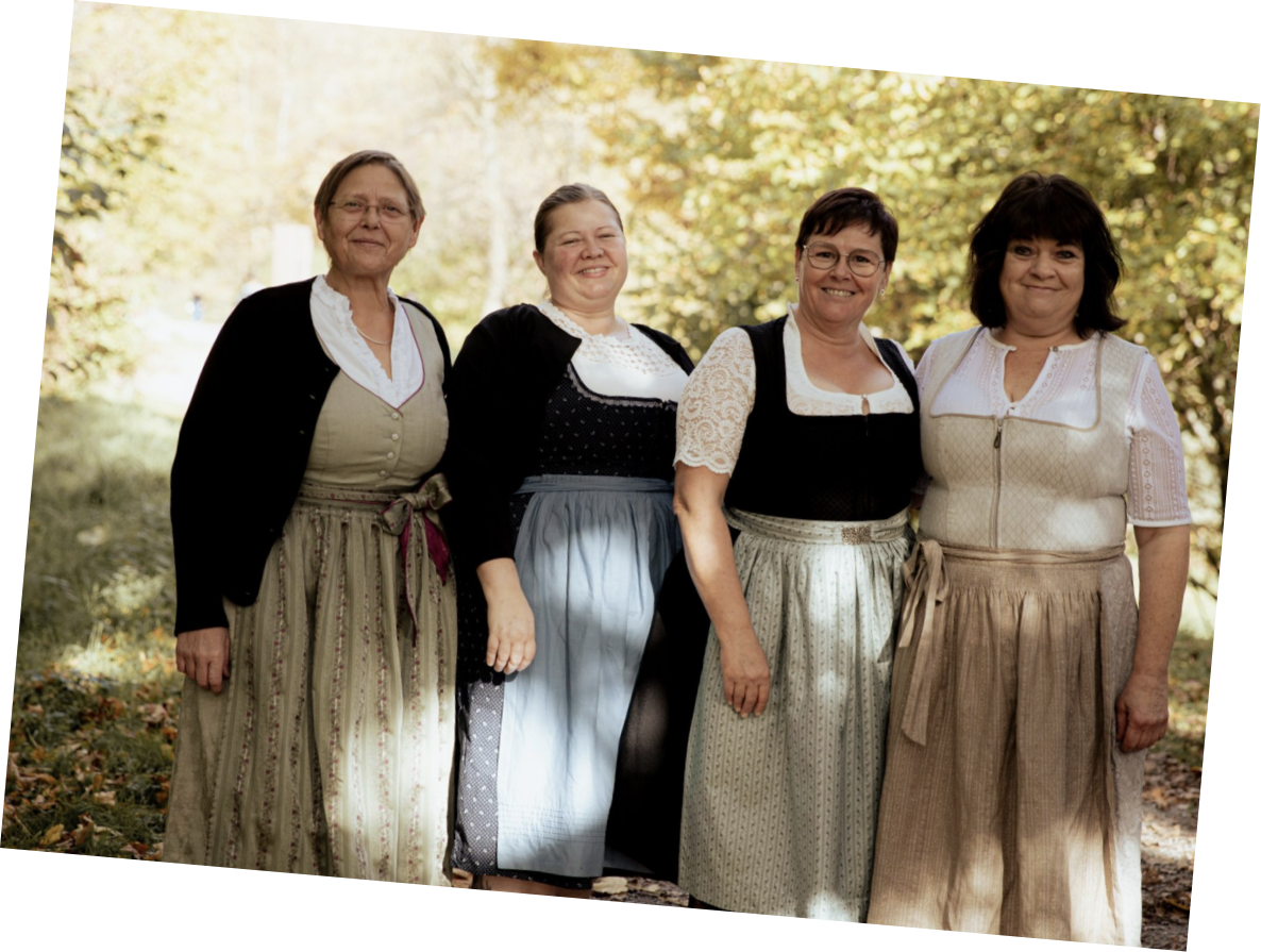 4 Damen aus dem Team im Dirndl